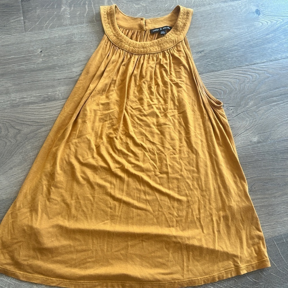 Cable and gauge yellow/gold tank